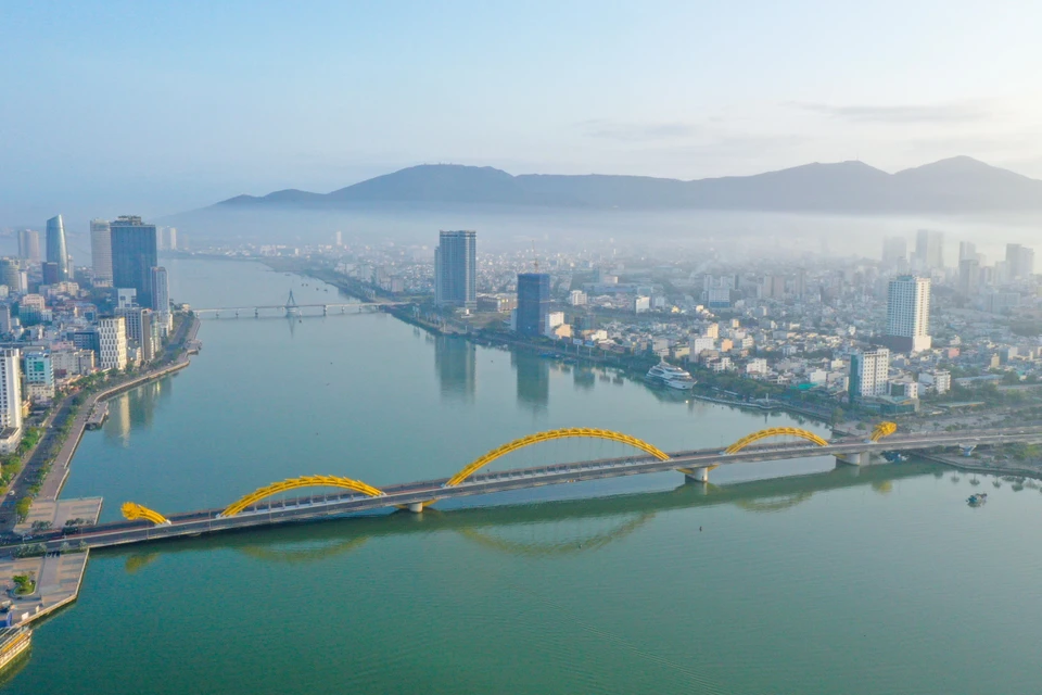 Le pont du dragon, un emblème de Da Nang (Centre).