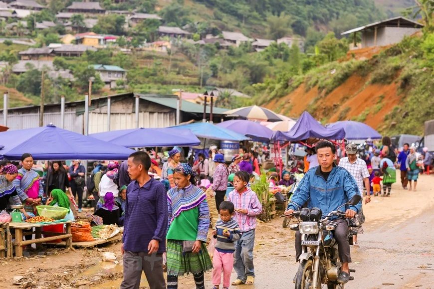 Situé dans la commune de Can Câu, district de Si Ma Cai, province de Lào Cai (Nord), le marché forain de Can Câu est considéré comme le plus grand marché aux buffles du Nord-Ouest. Tenu tous les samedis, il reflète les caractéristiques des minorités ethniques de cette haute région. Attirant des agriculteurs et commerçants venus d’autres districts, ce marché porte une ambiance vivante et sympathique. Il est divisé en plusieurs secteurs avec des marchandises de la vie quotidienne mais aussi des spécialités locales, allant des produits alimentaires aux vêtements en passant par des chaussures, des chapeaux et d'autres brocatelles fabriquées par des femmes d'ethnies minoritaires notamment. Photo : Minh Son/Vietnam+ 