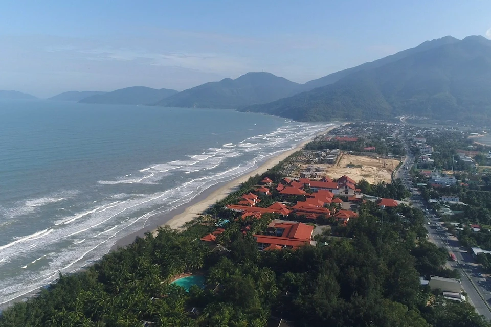 La baie de Lang Cô vue d'en haut. Située à 70 km au sud de la ville de Huê, Lang Cô est l’une des baies disposant de conditions et paysages les plus naturels du Vietnam. Elle offre des conditions favorables au développement de différents types de tourisme. 