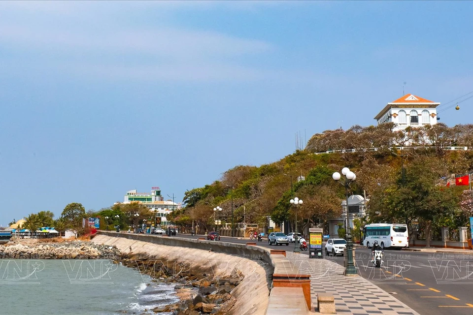  Bach Dinh - Villa Blanche est une destination touristique très célèbre située au milieu de la plage Truoc et la plage Dau et sur le flanc de la montagne Lon qui donne une belle vue sur la mer. La Villa Blanche attire non seulement les touristes par l'architecture mais aussi par le paysage poétique. En arrivant ici, les visiteurs ne peuvent s'empêcher d'être surpris comme si vous vous perdiez dans un ancien château au milieu d'une forêt mystérieuse.