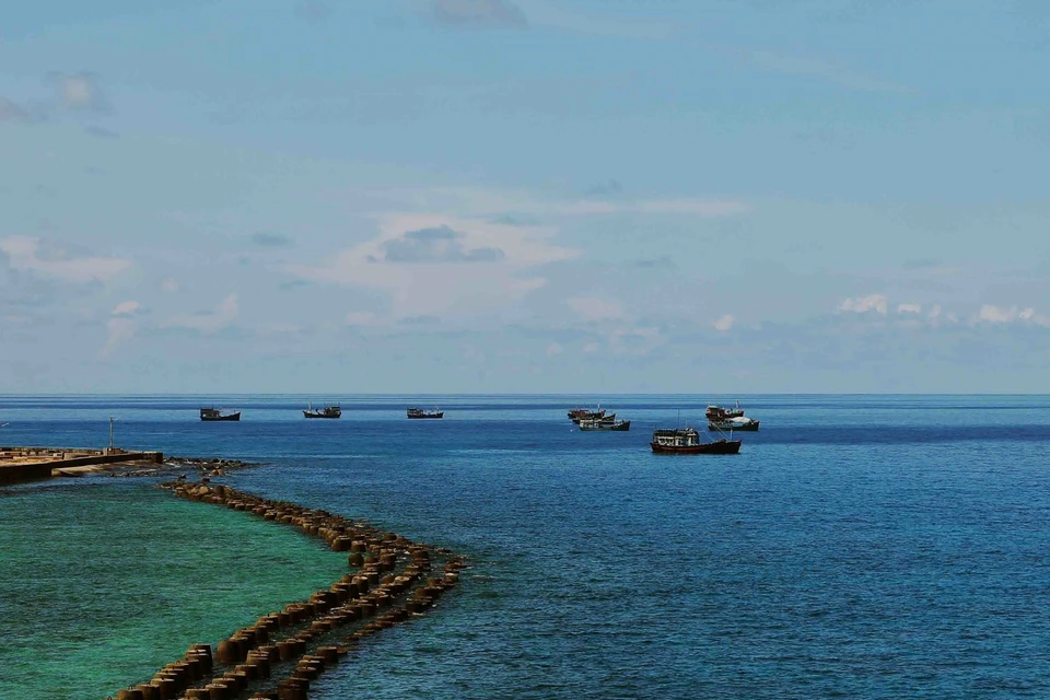 Sur le district insulaire de Truong Sa, sont construits des ouvrages en dur : écoles, dispensaires, services logistiques pour la pêche. 