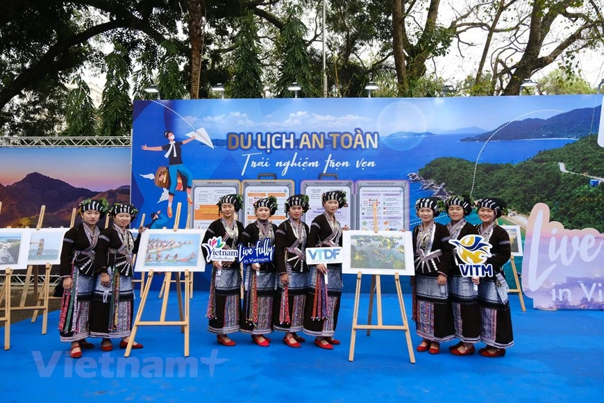 Placée sur le thème "Nouvelle normalité - Nouvelles opportunités pour le tourisme au Vietnam", la Foire internationale du tourisme du Vietnam (VITM) 2022 qui a lieu du 31 mars au 3 avril à Hanoï, marque le début de la période de reprise et de développement du tourisme dans la nouvelle normalité. Organisée par l'Association du tourisme du Vietnam, la Foire réunit plus de 500 entreprises de 52 villes et provinces vietnamiennes et de six pays et territoires étrangers que sont le Japon, la République de Corée, la Thaïlande, la Malaisie, Taïwan (Chine) et la Turquie, avec des stands imprégnés l’identité culturelle de différentes régions du pays et du monde. Photo: Vietnamplus 