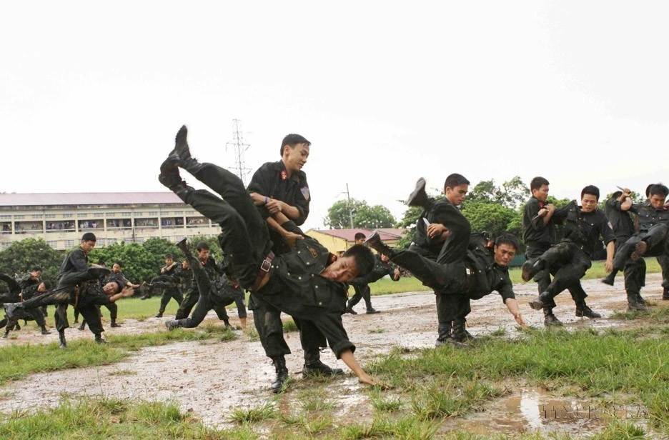 La force de police mobile améliore constamment la formation et l'entraînement et est prête à affronter toutes les situations qui menacent la sécurité et l'ordre de la société, tous les actes de violence, de chaos armé et toutes les activités terroristes, digne de sa réputation de « bouclier de fer » du Parti, de l'État et du peuple. 