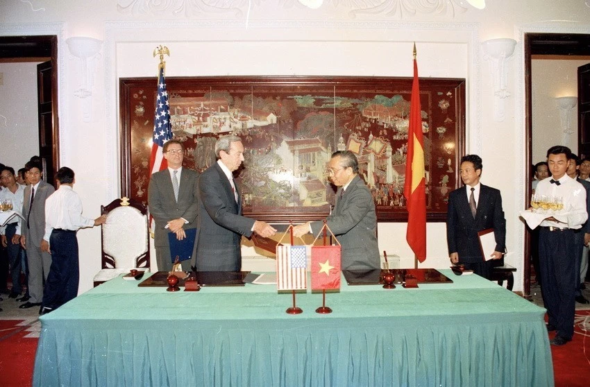 Le 5 août 1995, à Hanoï, le secrétaire d'État américain Warren Christopher et le ministre vietnamien des Affaires étrangères Nguyen Manh Cam (droite) ont signé le protocole établissant officiellement les relations diplomatiques entre le Vietnam et les États-Unis. Photo : Xuan Tuan – VNA.