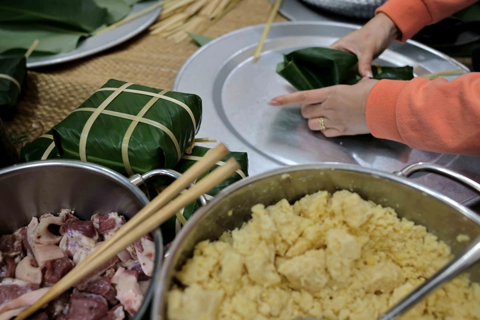 La qualité d'un banh chung dépend également de l’habileté de ceux qui l’emballent.