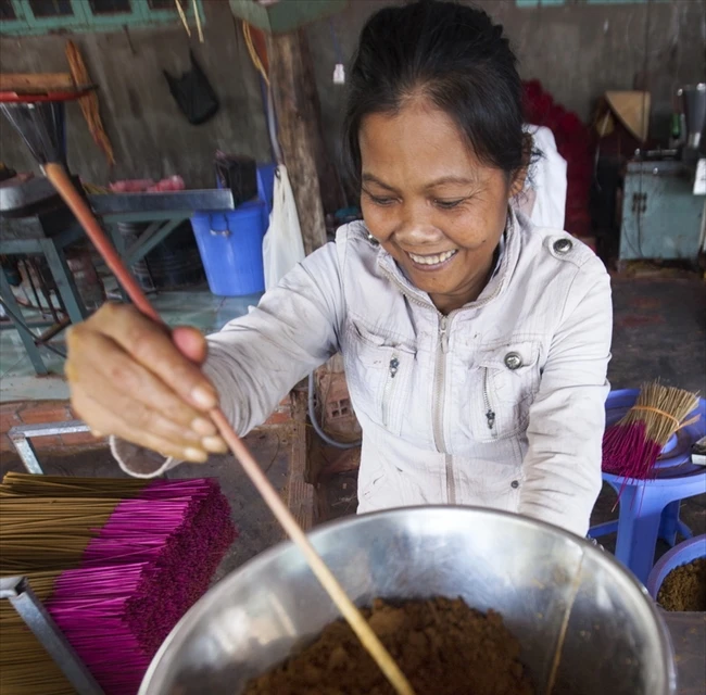  Nguyên Cat Bui Thuy, patronne d’un atelier dans la commune de Lê Minh Xuân, confie que son atelier compte actuellement 50 ouvriers et 100 saisonniers, et que ses profits quotidiens atteignent 10 millions de dongs.