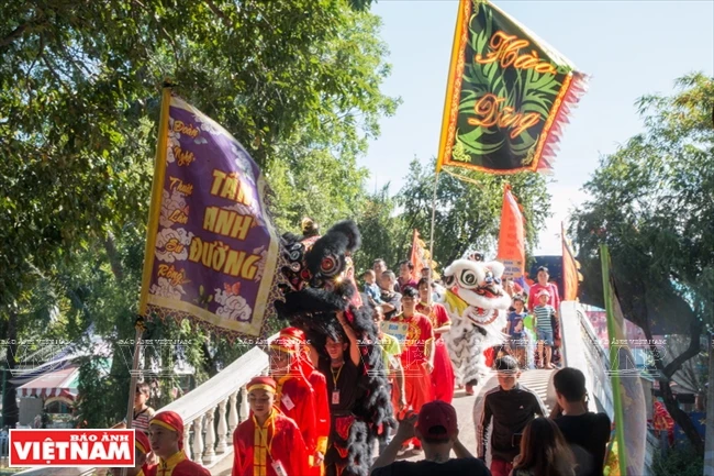 Cérémonie d’ouverture du concours de danse du lion et du dragon à Hô Chi Minh-Ville, dans le Parc culturel Dâm Sen. 