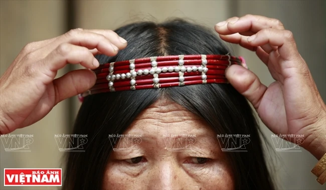 L'anneau en plastique brun rougeâtre sert à fixer les mèches de cheveux. C’est la première couche du turban.