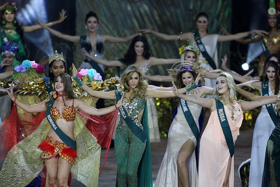  Les candidates participent à un numéro artistique en finale de Miss Earth 2018. 