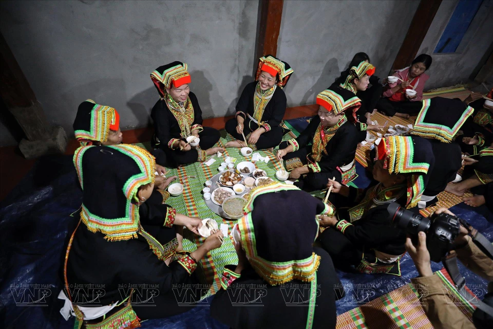  L’ethnie Dao Lô Gang est l’un des rares groupes ethniques à porter sa tenue traditionnelle dans la vie quotidienne, et en particulier pendant les festivals, les mariages ou la cérémonie de remise du certificat de reconnaissance du rite "câp sac" (cérémonie initiatique de passage à l’âge adulte chez les Dao).