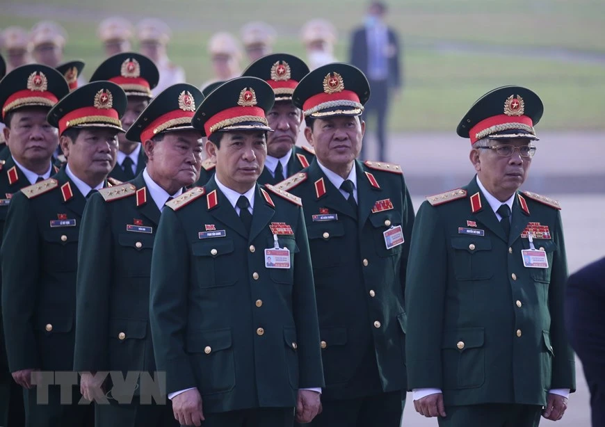  Les dirigeants du Parti et de l’État du Vietnam et des délégués ont déposé des couronnes de fleurs et rendu hommage au Président Hô Chi Minh en son mausolée à Hanoï avant l’ouverture du 13e Congrès national du Parti. Photo : VNA