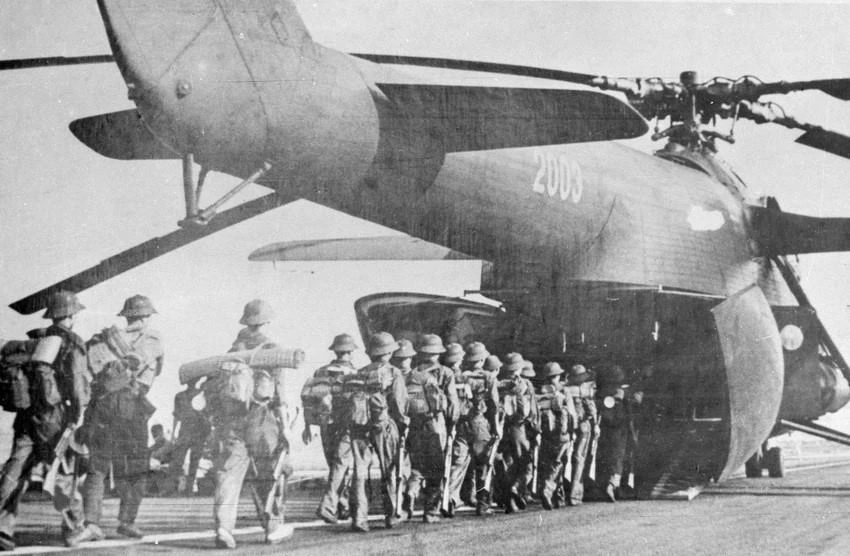  Des soldats montent à bord d'un avion vers le Sud pour rejoindre la campagne Hô Chi Minh et la libération de Saigon. 