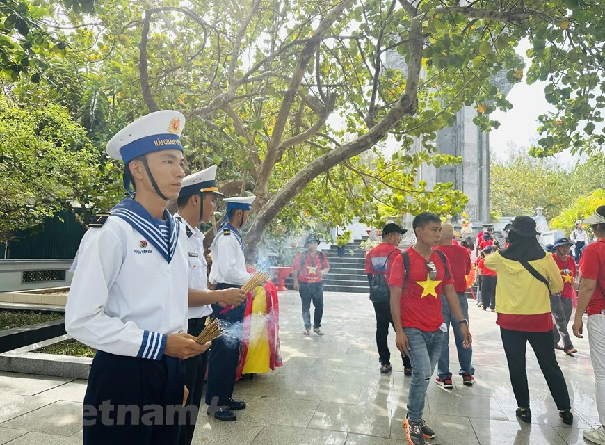  Les soldats de la Marine préparent de l'encens pour les délégations qui souhaitent en offrir au Monument aux héros et aux martyrs. Photo : Vietnamplus