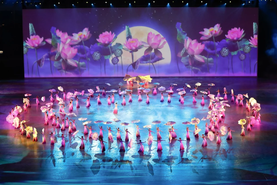  Le spectacle de danse artistique nommé "Âme du lotus vietnamien" réunit un grand nombre d'acteurs et d'artistes. Photo : VNA 