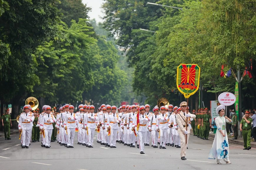  Le Festival de musique de la police de l’ASEAN+ 2022 est le point d’orgue des activités marquant le 60e anniversaire de la Journée traditionnelle de la Police populaire du Vietnam (20 juillet 1962). Il a débuté le 9 juillet au lac Hoan Kiem (lac de l’Épée restituée), à Hanoï. L'événement de deux jours attire la participation de huit groupes de musique de police venus de sept pays, à savoir le Laos, les Philippines, Brunei, le Myanmar, le Japon, la Chine et le Vietnam. Le Vietnam compte deux groupes composés au total de 238 musiciens et artistes, dont le groupe du ministère de la Sécurité publique et celui du ministère de la Défense… Photo: Vietnamplus