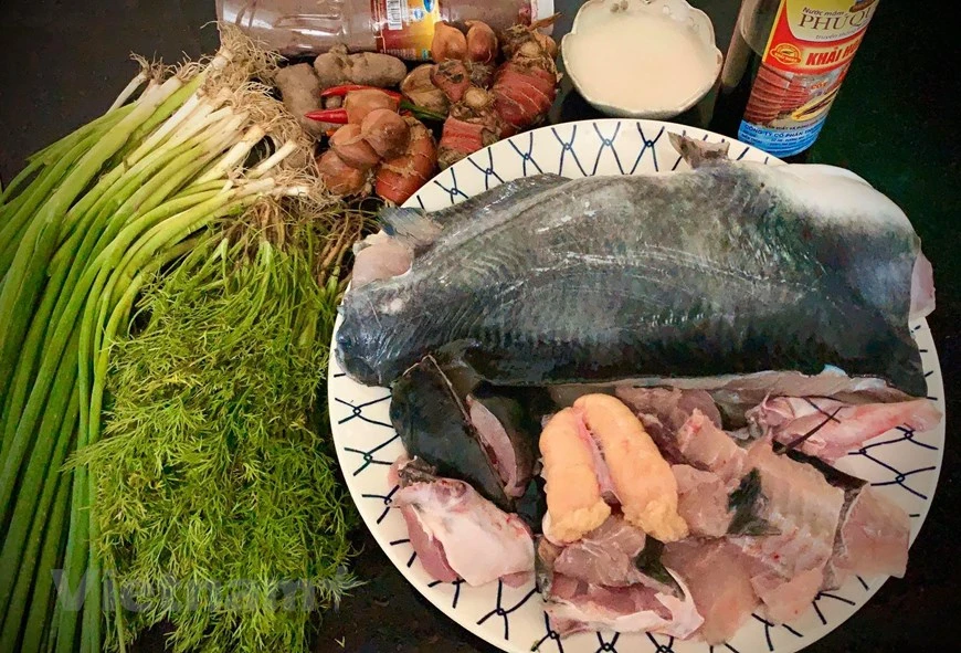  Parmi le top des plats typiquement hanoïens favoris des Vietnamiens et voyageurs, le pho, le bun cha et le cha ca composent un trio classique à essayer sans modération. Si les deux premiers, plus accessibles au restaurant comme dans la rue dans la capitale, ce n’est pas le cas pour le cha ca. Les restaurants du cha ca sont des sites incontournables pour les touristes visitant la capitale vietnamienne. Plat populaire des Vietnamiens, le cha ca a été élu, par de nombreux sites web internationaux, comme un ''plat à déguster au moins une fois dans sa vie''. Photo : Vietnamplus