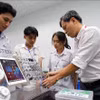 Un professeur de l'Université d'Industrie de Ho Chi Minh-Ville enseigne à des étudiants au laboratoire IoT et IA. Photo : VNA