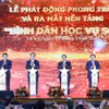 Le Premier ministre Pham Minh Chinh (3e de droite à gauche) et des délégués lors de la cérémonie de lancement du mouvement "Alphabétisation numérique". Photo : VNA 