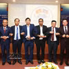 Les membres du conseil d’administration du Réseau de connectivité et de conseil aux entreprises Vietnam-Cambodge dans le Nord-Ouest cambodgien lors de son lancement au forum. Photo : VNA