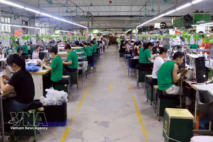 Des ouvriers travaillent dans une usine de transformation de textiles destinés à l'exportation. Photo : VNA
