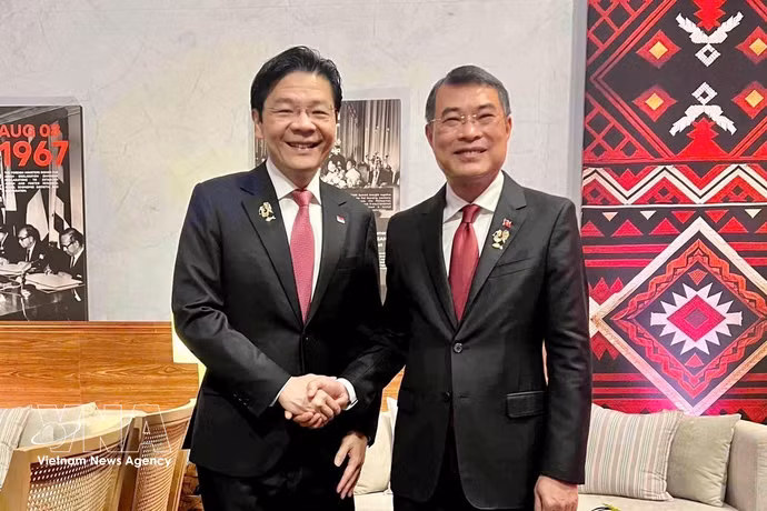 Le Premier ministre vietnamien Le Minh Hung et son homologue singapourien Lawrence Wong à Cebu aux Philippines. Photo : VNA