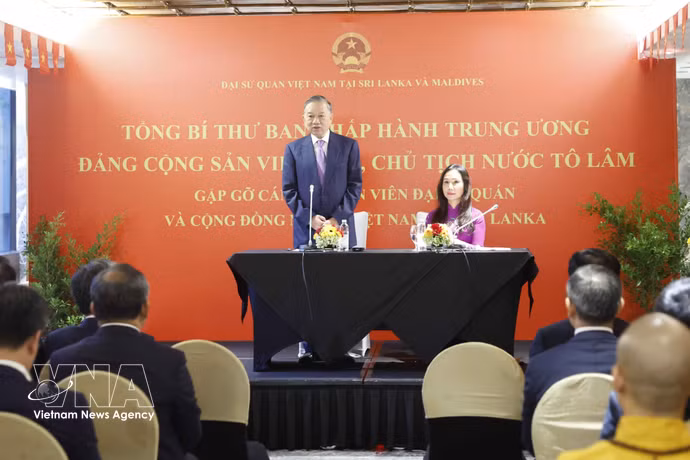Le secrétaire général du Parti et président To Lam, rencontre les cadres des représentations vietnamiennes ainsi que la communauté vietnamienne au Sri Lanka. Photo : VNA