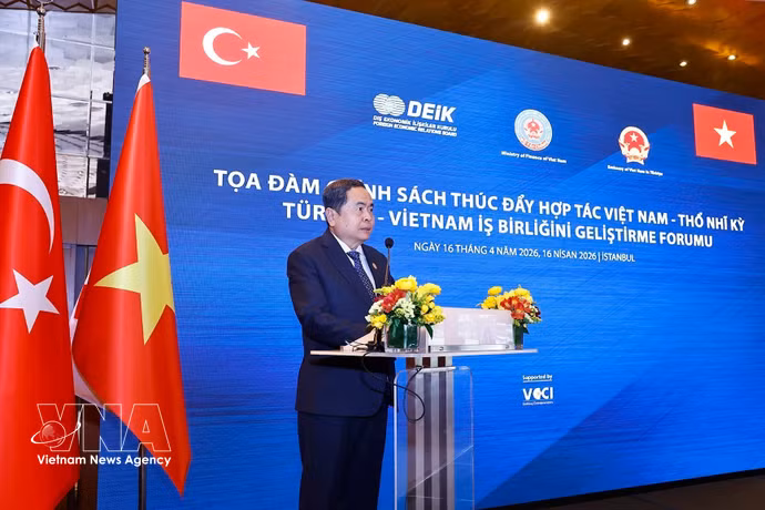 Le président de l’Assemblée nationale Tran Thanh Man prend la parole au forum de promotion de la coopération entre le Vietnam et la Turquie. Photo : VNA