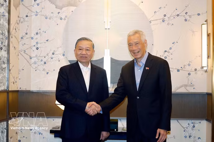 Le secrétaire général du Parti communiste du Vietnam et président vietnamien To Lam (droite) rencontre à Singapour Lee Hsien Loong, ministre d’État senior et conseiller de haut rang du Parti d’action populaire. Photo : VNA