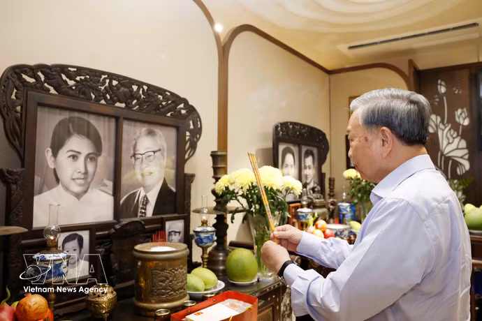 To Lam brûle de l’encens en mémoire du Premier ministre Vo Van Kiet. Photo : VNA