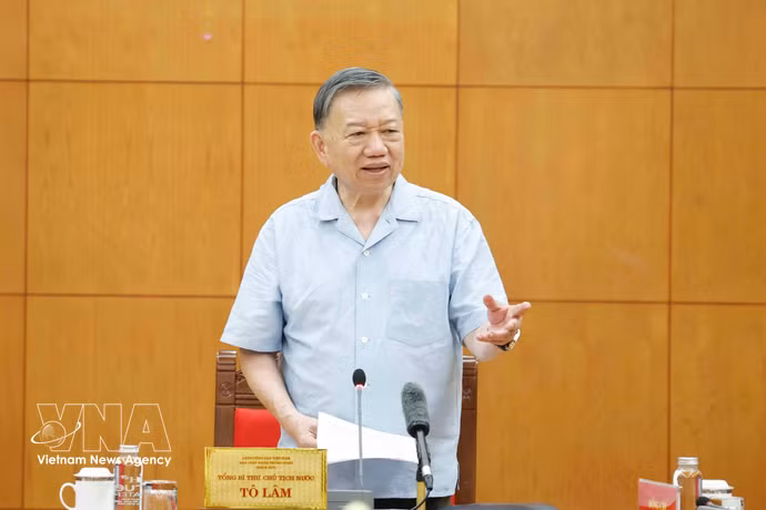 Le secrétaire général du Parti et président To Lam préside une réunion consacrée au développement de l'industrie maritime nationale. Photo : VNA