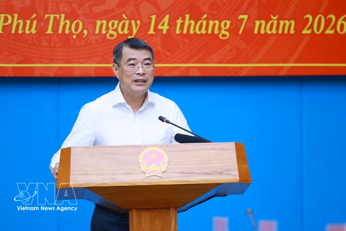 Le Premier ministre Le Minh Hung préside une séance de travail avec le Comité permanent du Comité provincial du Parti de Phu Tho. Photo : VNA
