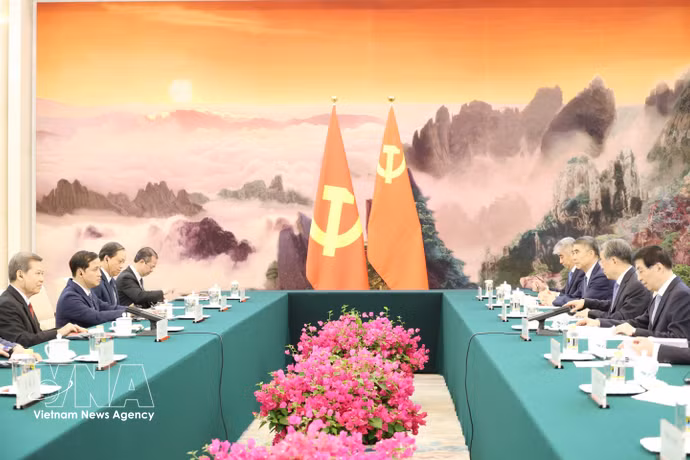 La rencontre entre les dirigeants vietnamien Le Minh Tri et chinois, Wang Huning. Photo : VNA