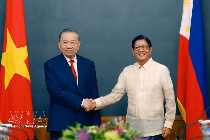 Le secrétaire général et président To Lam (gauche) et le président philippin Ferdinand Romualdez Marcos Jr. tiennent des entretiens d'État (Manille, 1er juin 2026). Photo : VBA