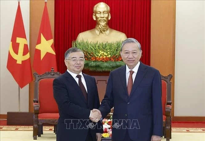 Le secrétaire général du Parti communiste du Vietnam, To Lam (droite), reçoit Li Shulei, membre du Bureau Politique, secrétaire du Secrétariat et chef du Département de l’information du Comité central du Parti communiste chinois. Photo : VNA