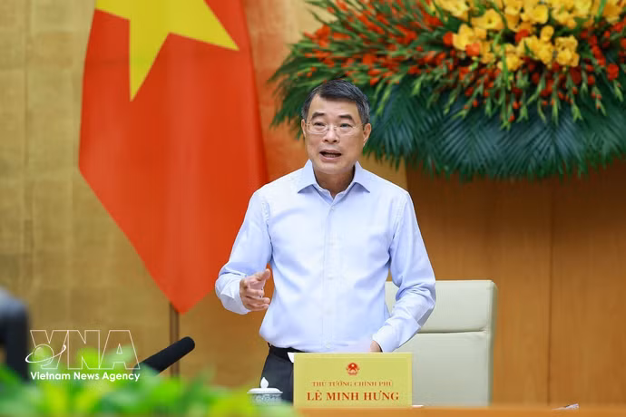 Le Premier ministre Le Minh Hung prend la parole lors de la réunion gouvernementale consacrée à l’élaboration des lois pour juin. Photo : VNA