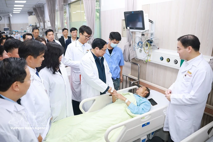 Le Premier ministre Pham Minh Chinh à l'hôpital Bach Mai. Photo : VNA
