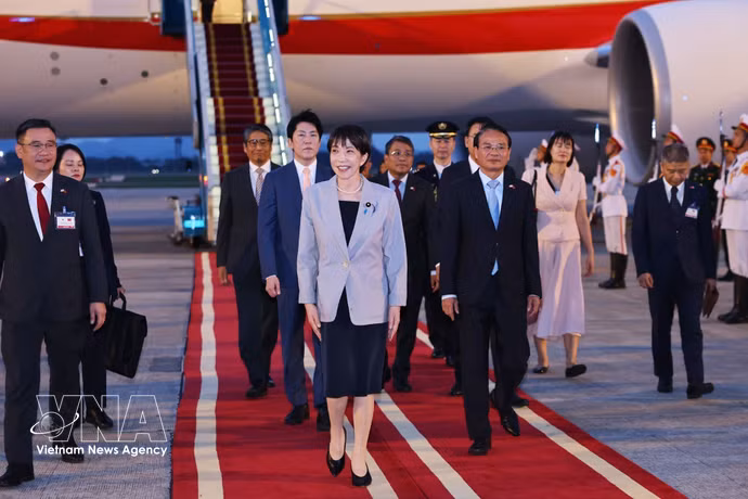 La Première ministre japonaise Takaichi Sanae arrive à Hanoï pour une visite officielle au Vietnam. Photo : VNA