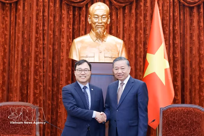 Le secrétaire général du Parti communiste du Vietnam et président de l’État, To Lam (droite) et l’ambassadeur sud-coréen, Choi Young Sam à Hanoï. Photo : VNA