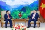 Le Premier ministre Pham Minh Chinh (droite) et Khamphan Phommathat, président de la Commission de contrôle du CC du PPRL, chef du Comité central de prévention et de lutte contre la corruption, inspecteur général de l’État du Laos. Photo: VNA