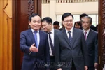 Le vice-Premier ministre Tran Luu Quang (gauche) et le chef de l'exécutif de la région administrative spéciale de Hong Kong (Chine), John Lee Ka-chiu, le 1er août à Hanoï. Photo: VNA