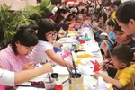 Création des estampes populaires du Têt avec les enfants