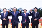 Le secrétaire général du Comité central du Parti et président To Lam (2e à partir de la gauche) et les membres du Bureau Politique : le Premier ministre Pham Minh Chinh (2e à partir de la droite), le président de l'Assemblée nationale Tran Thanh Man (1er à partir de la gauche) et le permanent du Secrétariat du Comité central du PCV, Luong Cuong (1er à droite). Photo : VNA