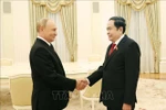 Le président de l'Assemblée nationale Tran Thanh Man (droite) rencontre le président russe Vladimir Poutine. Photo: VNA