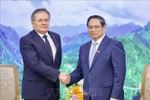 Le Premier ministre Pham Minh Chinh (droite) et Alexeï Likhatchev, directeur général de la Société nationale d'énergie atomique Rosatom. Photo: VNA