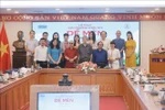 Le poète Tran Dang Khoa et le rédacteur en chef du journal Sports et Culture Le Xuan Thanh décernent le prix "Chevalier de Grillon" au représentant de l'auteur Ly Lan. Photo: VNA