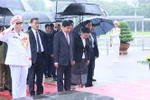 Le secrétaire général du Parti populaire révolutionnaire lao et président du Laos Thongloun Sisoulith et son épouse, accompagnés d'une délégation de haut rang du Parti et de l'État du Laos, rend hommage au Président Hô Chi Minh en son mausolée. Photo: VNA