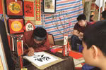 Estampes populaires et calligraphies, chef-d’œuvres de décoration du Têt