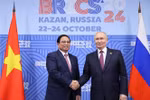 Le Premier ministre Pham Minh Chinh (à gauche) et le président russe Vladimir Poutine se serrent la main, à Kazan, en Russie. Photo: VNA
