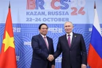 Le Premier ministre Pham Minh Chinh (à gauche) et le président russe Vladimir Poutine se serrent la main, à Kazan, en Russie. Photo: VNA