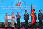 Le général de corps d’armée Hoàng Xuân Chiên, vice-ministre de la Défense, remet l’Ordre de défense de la Patrie de troisième classe à l’unité du génie n°1. Photo : VNA